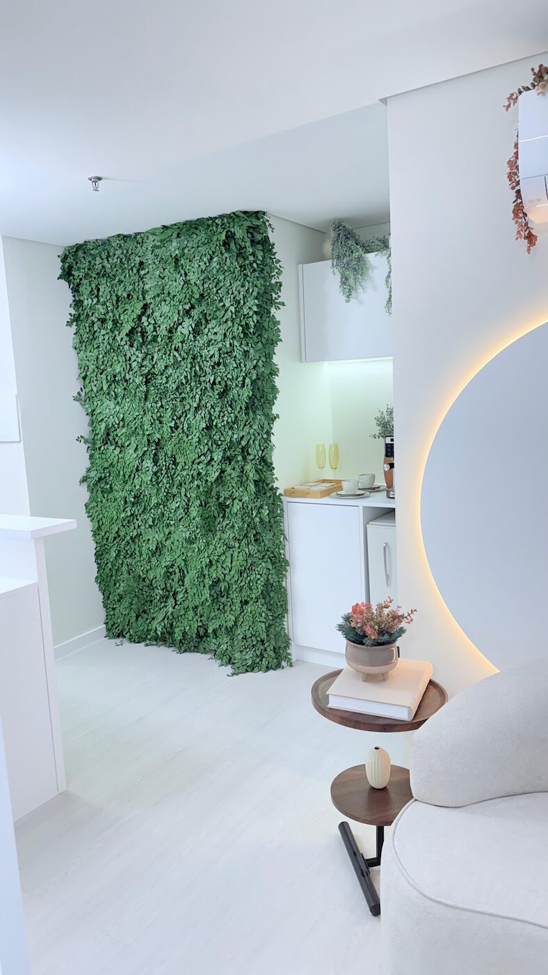 Espaço com parede verde